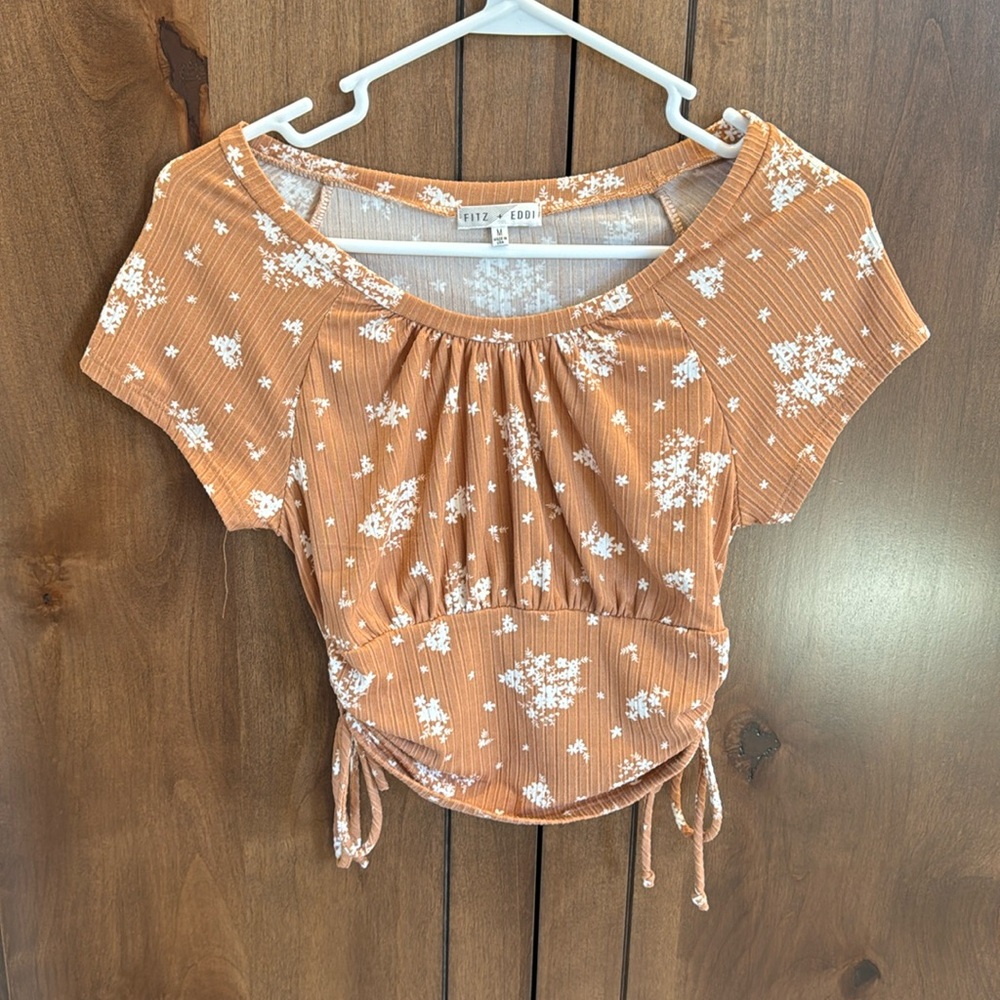 Fitz + Eddi women’s top light brown salmon color with white print floral, medium